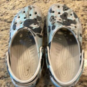 Boys size 7-9 gray and blue cameo print Crocs